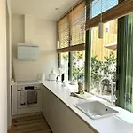 Contemporary Oasis In The Heart Of Lägenhet